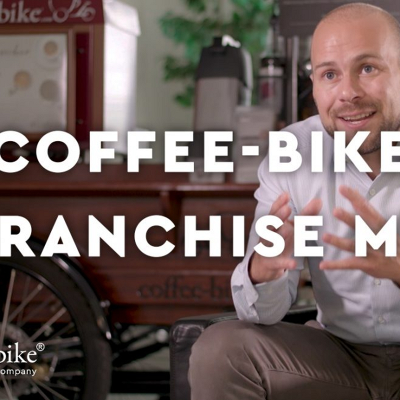 Im Hintergrund sitzt Tobias Zimmer erklärend neben einem angeschnittenen Coffee-Bike, während im Vordergrund die Wörter Coffee-Bike "Franchise me" in weißer Schrift stehen und links unten das Coffee-Bike Logo.