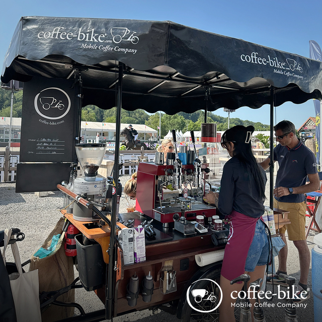 Ein Coffee-Bike mit Barista und Kunden auf einem Reitevent