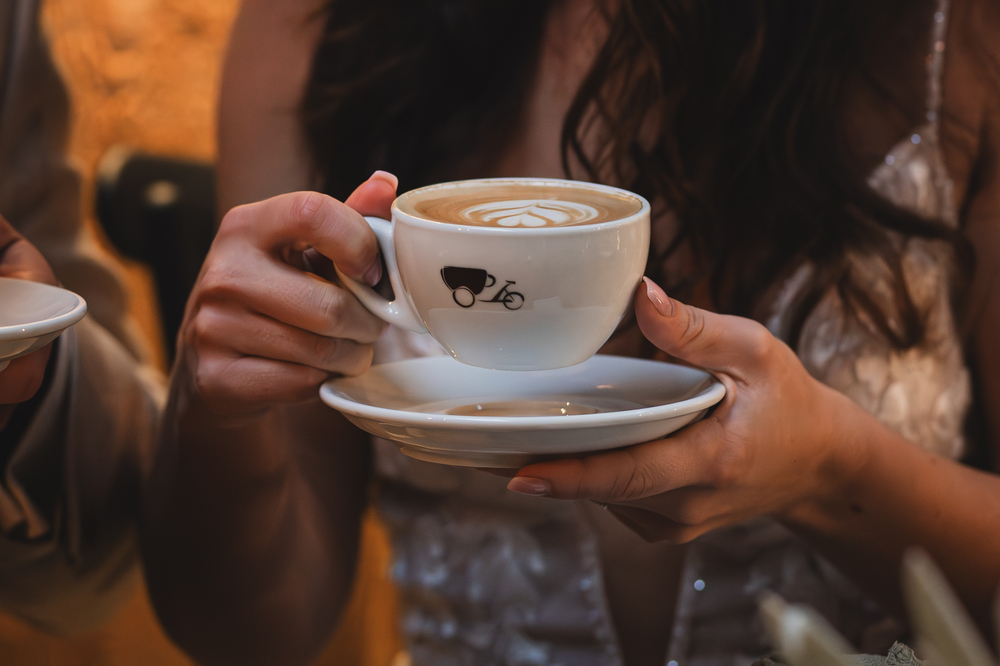 Coffee-Bike Hochzeitscatering mit Porzellan Kaffeetasse.