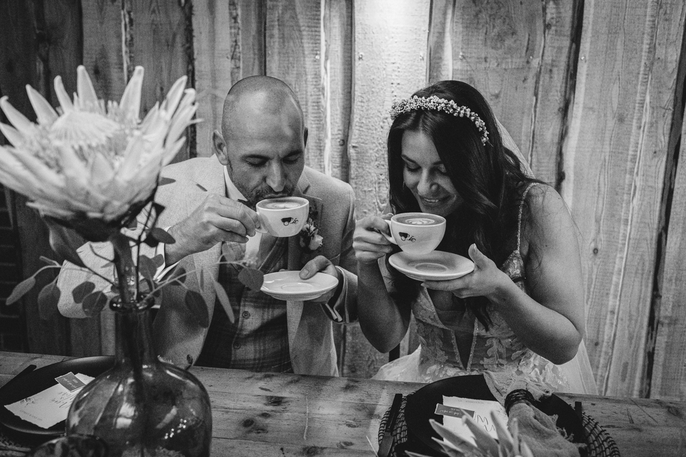 Hochzeitpaar trinkt Kaffee von der Coffee Bar.