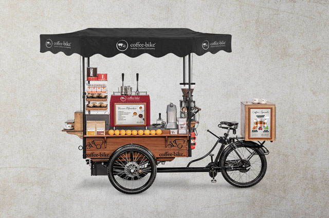 Coffee-Bike mit ausgefahrenem Dach auf Hintergrund in Betonoptik