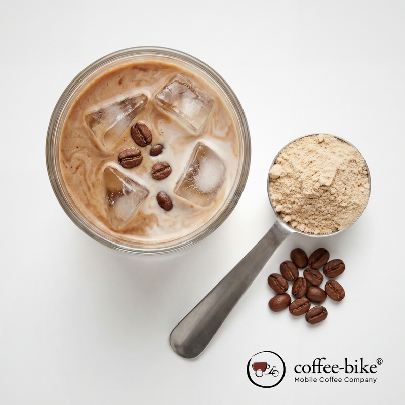 Proteinkaffee oder Kollagenkaffee mit Pulver und Bohnen