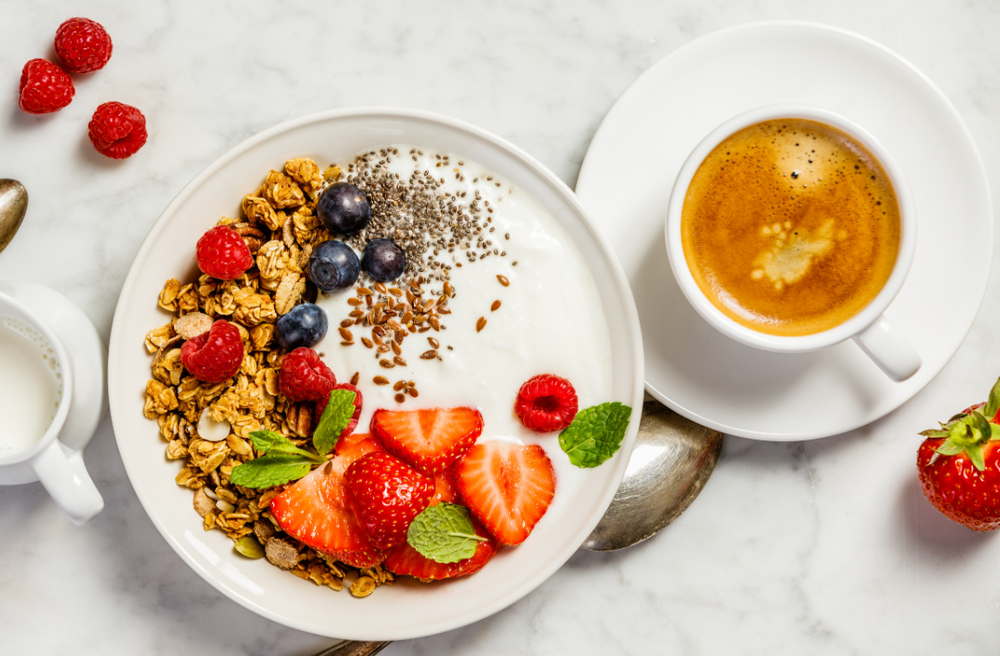 Proteinreiches Frühstück mit Kollagenkaffee und Jogurt mit Früchten