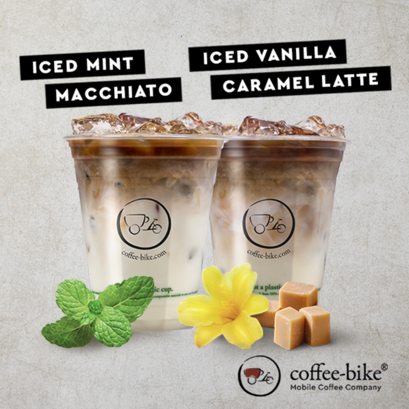 Summer Specials Iced Mint Macchiato und Iced Vanilla Caramel Latte auf Steinhintergrund mit Coffee-Bike Logo rechts unten