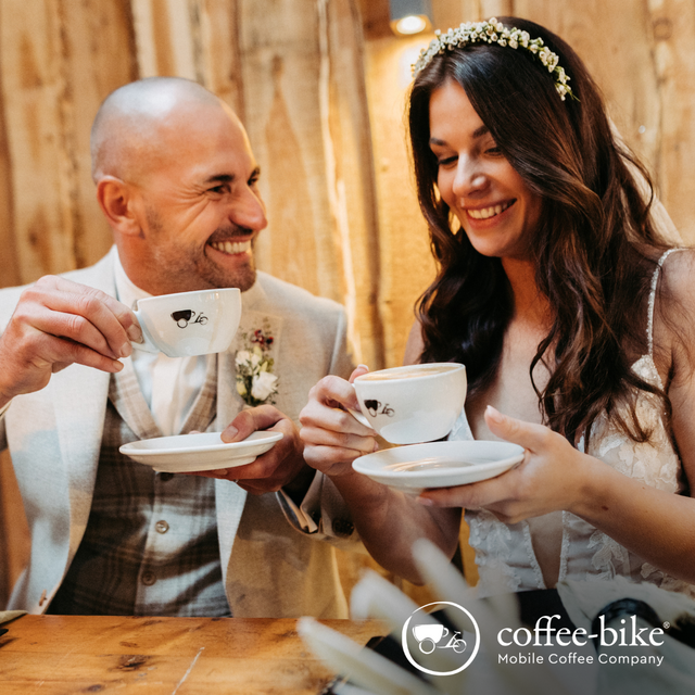 Coffee-Bike Hochzeitscatering: Pärchen trinkt Kaffee aus Coffee-Bike Tassen.