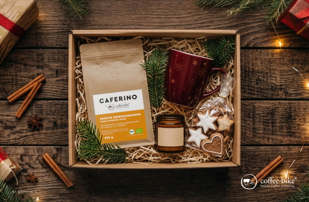 Kaffee-Geschenkkorb mit Kaffeebohnen, Kerze, Keksen und Tasse