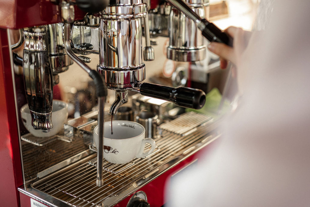 Coffee-Bike Catering: An Siebträgermaschine wird Kaffee zubereitet.