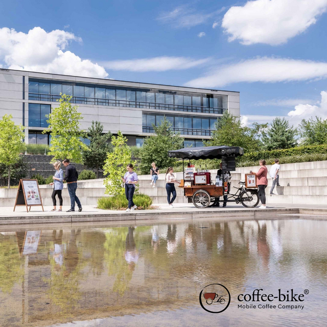 Coffee-Bike bei einem Catering umgeben von Kunden