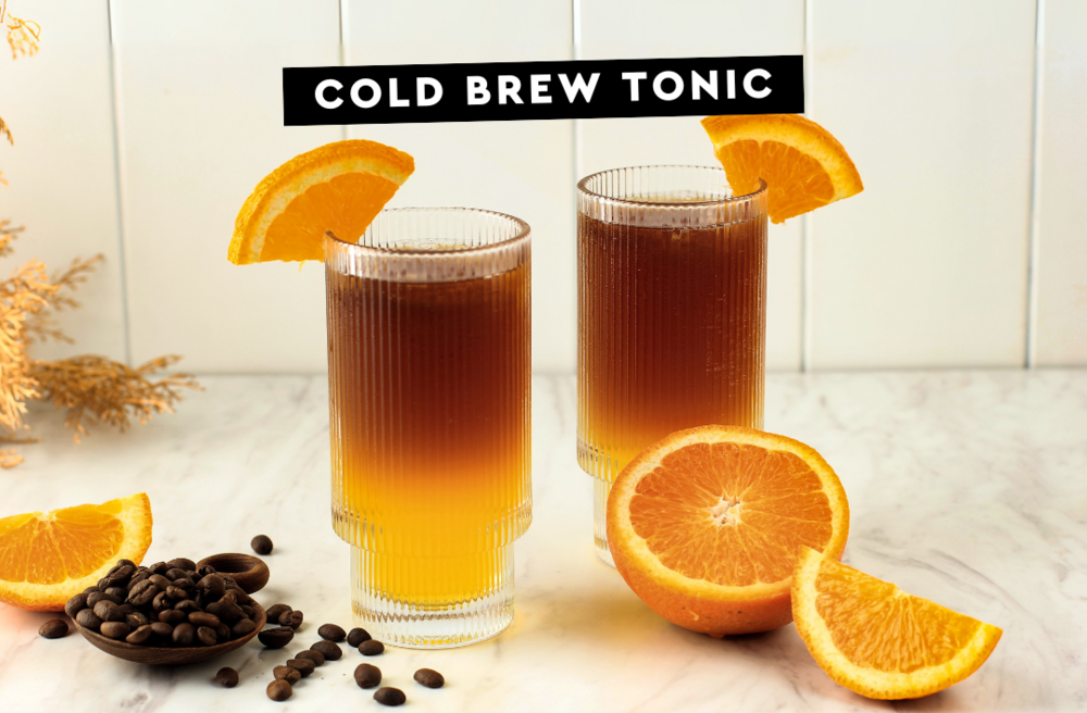 Cold Brew Tonic im Glas – erfrischende Alternative zu klassischem Cold Brew, auf dem Bild serviert mit Eis und Orange..