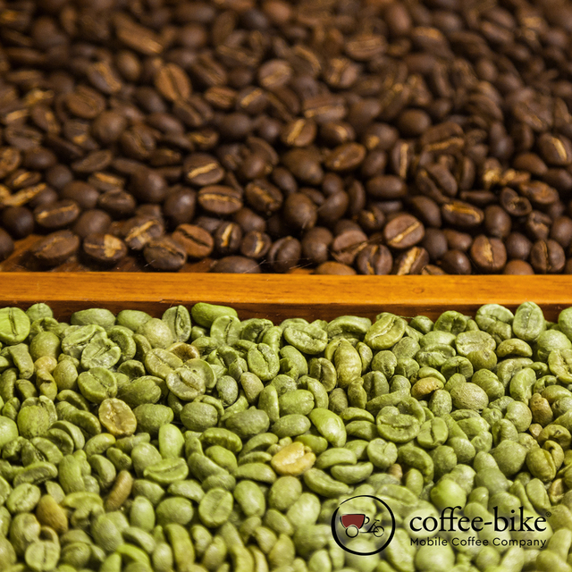 In the upper half are brown coffee beans and in the lower half are green beans.
