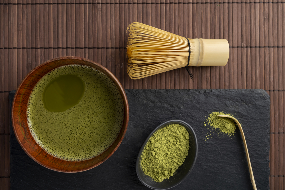 Traditionelle Matcha-Zubereitung mit Pulver, Schale und Chasen