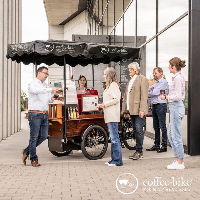 Leute stehen vor dem Coffee-Bike