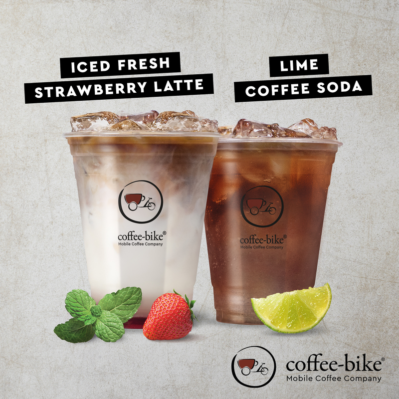 Summer Specials Iced Fresh Strawberry Latte und Lime Coffee Soda auf Steinhintergrund mit Coffee-Bike Logo rechts unten