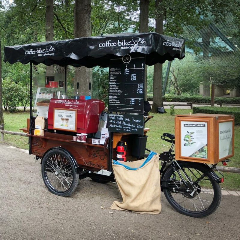 Ein voll ausgestattetes Coffee-Bike steht im Allwetterzoo Münster.