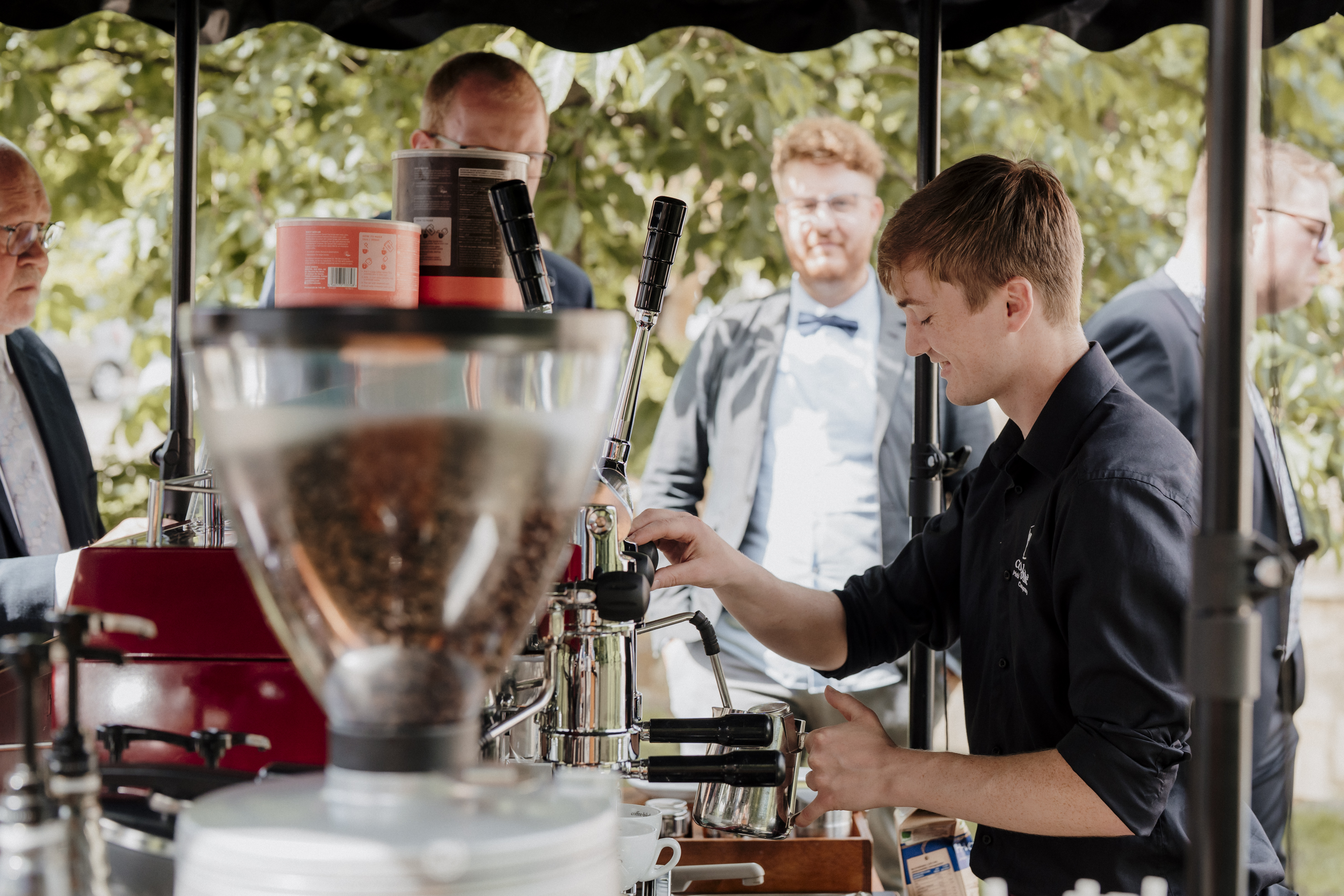 Nachhaltiges Hochzeitscatering mit Barista hinter dem Coffee-Bike bereitet Kaffee zu.