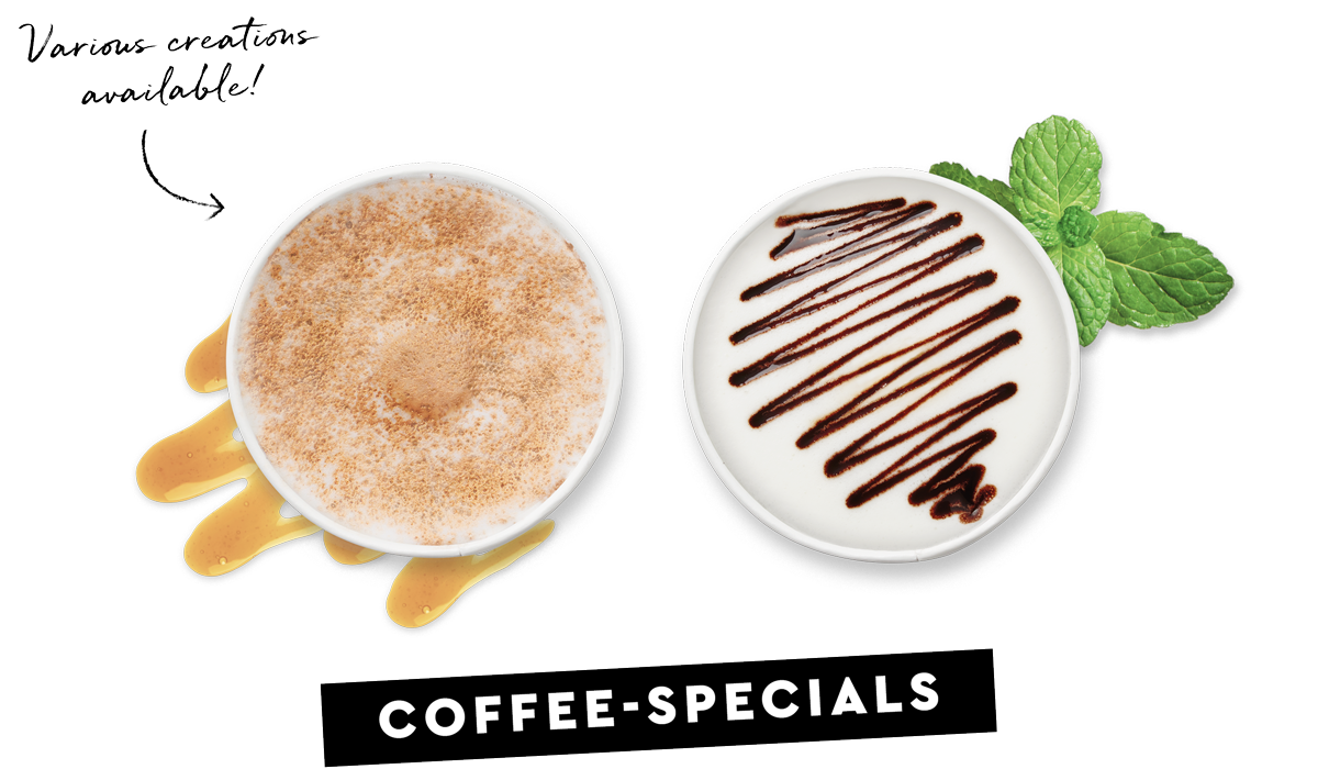 Două căni cu specialități de cafea din perspectiva unei păsări, cu sirop de caramel și frunze de mentă pe margine și sos de cacao sau ciocolată pe post de capac de spumă de lapte