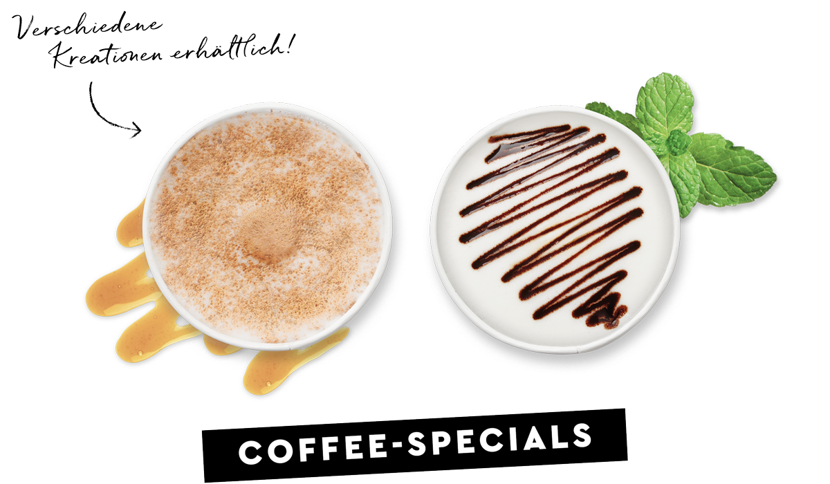 Zwei Becher mit Coffee-Specials aus der Vogelperspektive mit Karamellsirup und Minzblatt am Rand und Kakao bzw. Schokoladensoße als Milchschaumhaube