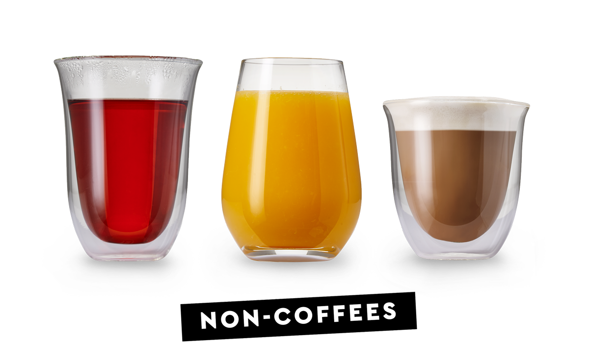 Drei Gläser nebeneinander mit rotem Tee, Orangensaft und heißer Schokolade als Non-Coffees betitelt