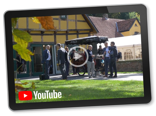 Schwarzes Tablet mit YouTube Videovorschau eines Coffee-Bike Verkaufs-Films inklusive Play Button